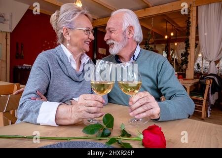 Ein reifes romantisches Paar in einem Restaurant. Stockfoto