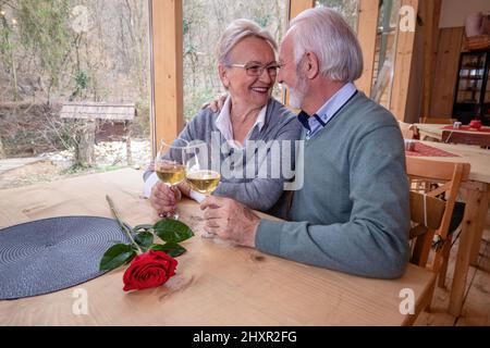 Ein reifes romantisches Paar in einem Restaurant. Stockfoto