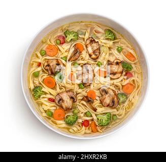 Udon-Nudeln mit gegrillten Pilzen, Instant-Suppe mit Gemüse Stockfoto