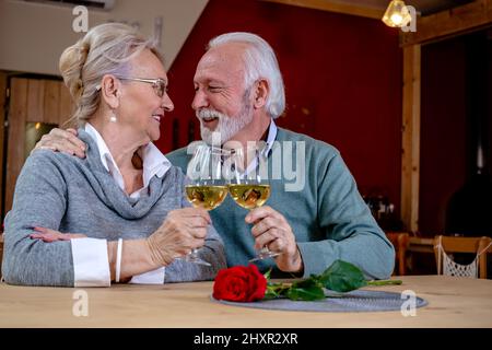 Ein reifes romantisches Paar in einem Restaurant. Stockfoto