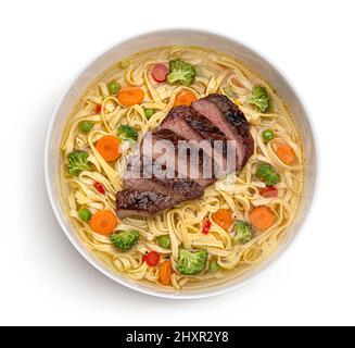 Udon-Nudeln mit gegrilltem Rindfleisch, Instant-Suppe mit Gemüse Stockfoto