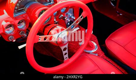 Detail des roten Sportwagen-Oldtimers mit sportlichem Lederinterieur Stockfoto