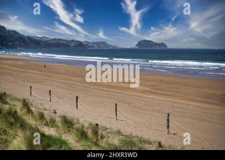 Zarautz Strand, im Hintergrund Getaria mit seiner berühmten Mausform. Stockfoto