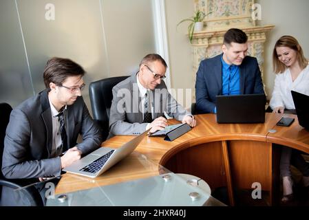 Junges Geschäftsteam, das im Büro arbeitet Stockfoto
