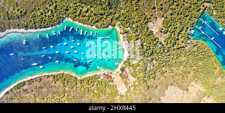 Luftaufnahme von Palmizana, Segelbucht und türkisfarbenem Strand auf Pakleni Otoci Inseln, Archipel von Hvar in Kroatien Stockfoto