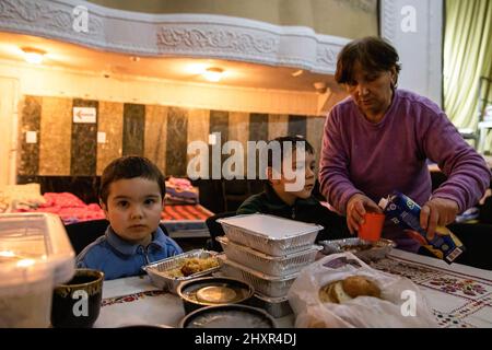 Lviv, Ukraine. 13. März 2022. Die Kinder sahen ihr Abendessen in einem Tierheim in Lemberg inmitten der russischen Invasion. (Foto von Alex Chan Tsz Yuk/SOPA Images/Sipa USA) Quelle: SIPA USA/Alamy Live News Stockfoto