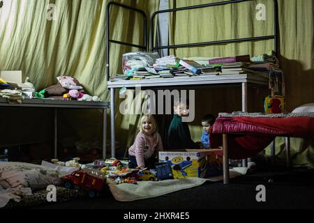 Lviv, Ukraine. 13. März 2022. Kinder haben in einem Tierheim in Lemberg während der russischen Invasion mit Spielzeug gespielt. (Foto von Alex Chan Tsz Yuk/SOPA Images/Sipa USA) Quelle: SIPA USA/Alamy Live News Stockfoto