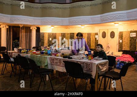 Lviv, Ukraine. 13. März 2022. Kinder essen ihr Abendessen in einem Tierheim, in Lemberg inmitten der russischen Invasion. (Foto von Alex Chan Tsz Yuk/SOPA Images/Sipa USA) Quelle: SIPA USA/Alamy Live News Stockfoto