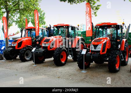 Novi Sad, Serbien: 11. Mai 2015 - Zetor Traktoren über Landwirtschaft Stockfoto