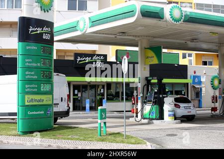 Lissabon, Portugal. 14. März 2022. Kraftstoffpreise über 2 Euro pro Liter werden am 14. März 2022 an einer Tankstelle in Lissabon, Portugal, angezeigt. Quelle: Pedro Fiuza/Xinhua/Alamy Live News Stockfoto