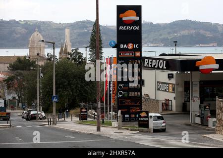 Lissabon, Portugal. 14. März 2022. Kraftstoffpreise über 2 Euro pro Liter werden am 14. März 2022 an einer Tankstelle in Lissabon, Portugal, angezeigt. Quelle: Pedro Fiuza/Xinhua/Alamy Live News Stockfoto