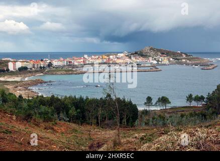 Blick über die Küstenstadt Muxia auf dem Camino de Santiago in der Region A Coruna in Nordspanien Stockfoto