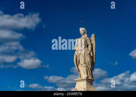 Statue des Erzengels Raphael auf der römischen Brücke in Cordoba, Andalusien, Spanien | Statue des Erzengels Raphael auf der römischen Brücke in Cordoba, Stockfoto