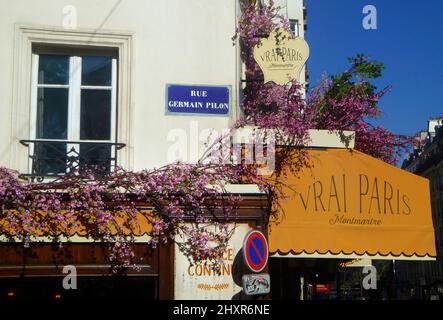 Eine farbenfrohe Aufnahme des Bistros Vrai Paris an einer Straßenecke in Montmartre, Paris, Frankreich. Stockfoto