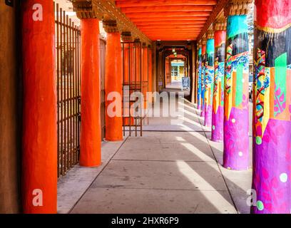 Hell gestrichene Kolonnade im Zentrum von plaza in Santa Fe, New Mexico Stockfoto