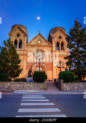 Nachtansicht der Kathedrale Basilica of St. Francis of Assisi in Santa Fe, New Mexico Stockfoto