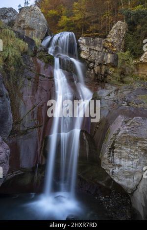 Schöner Wasserfall in Spanien. Berglandschaft in Huesca. Stockfoto