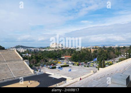 Die Akropolis und Parthenon aus der Sicht des Panathenaic Stadions Kallimarmarmaro, Griechenland Athen Stockfoto