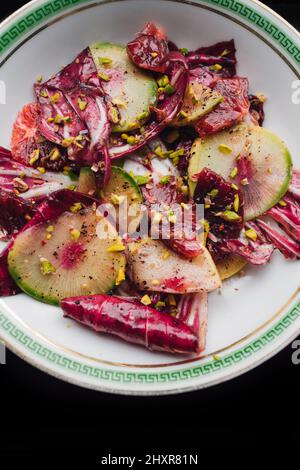 Radicchio Salat mit Wassermelone Rettich Stockfoto