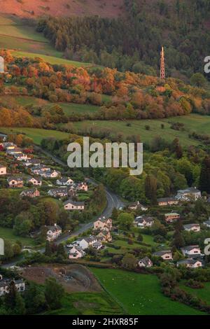 Telekommunikationsantenne für Funk- und Satellitenkommunikationstechnik und Mobilfunknetze in ländlicher Umgebung mit schönem Abendlicht. Stockfoto