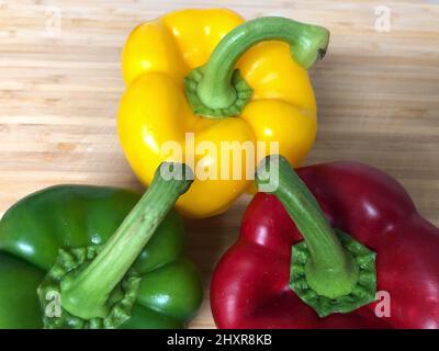 Nahaufnahme von drei Paprika: Gelb, rot und grün Stockfoto