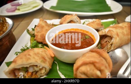 Ein Blick aus der Nähe ein nordindischer Imbiss, der im indischen Restaurant auf einem Tisch serviert wird Stockfoto