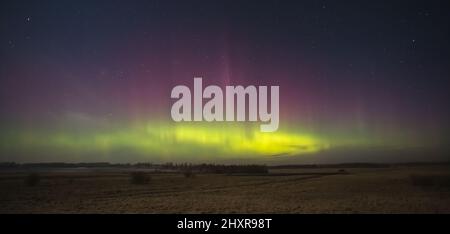 Nachthimmel-Ästhetik, Nachthimmel mit Aurora Borealis im Hintergrund, schöner Nachtsicht bei einer Roadtrip Stockfoto