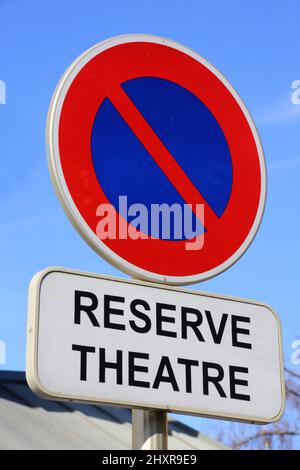 Interdiction de se garer. Réservé au Théâtre. Signalisierung routière. Saint-Gervais-les-Bains. Haute-Savoie. Auvergne-Rhône-Alpes. Frankreich. Stockfoto