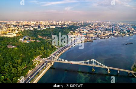 Der Dnepr mit der Fußgängerbrücke in Kiew, Ukraine Stockfoto