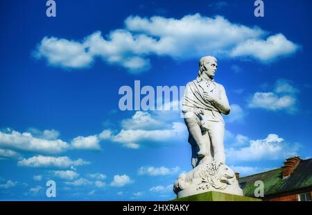 Robbie Burns Statue am blauen Himmel in Dumfries, Schottland. Stockfoto