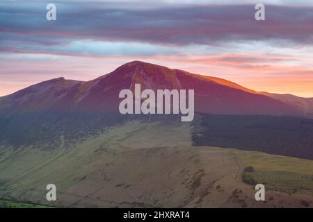 Wunderschöner Sommeruntergang über den Lake District Bergen. Stockfoto