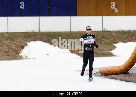 Hessen, Frankfurt/Main: 14. März 2022, 14. März 2022, Hessen, Frankfurt/Main: Extremsportler Dirk Leonhardt läuft bei seinem Weltrekordversuch 'der längste Triathlon auf Eis'. Foto: Hannes P. Albert/dpa Stockfoto