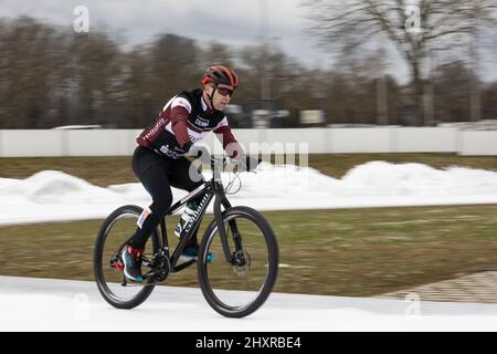 Hessen, Frankfurt/Main: 14. März 2022, 14. März 2022, Hessen, Frankfurt/Main: Extremsportler Dirk Leonhardt auf seinem Rad während seines Weltrekordversuchs 'der längste Triathlon auf Eis'. Foto: Hannes P. Albert/dpa Stockfoto