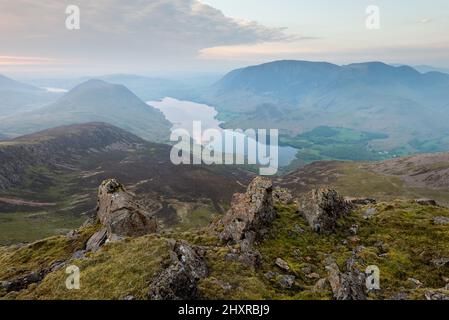 Weitwinkelansicht des Crummock Water Lake und der Cumbrian Mountains von Red Pike im Lake District. Aufgenommen an einem sommerlichen Abend. Stockfoto