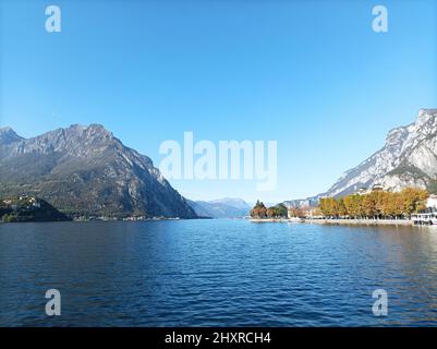 Faszinierende Aussicht auf das Wasser, umgeben von schneebedeckten Bergen Stockfoto