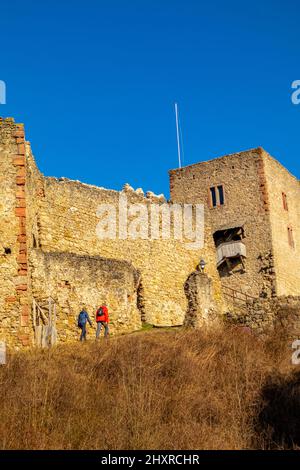 Vertikale Aufnahme der Burgruine von Brandenburg im schönen Werra-Tal, Lauchroeden Stockfoto