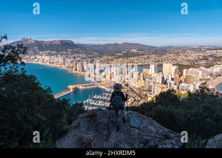 Nahaufnahme eines Wanderers mit Hut im Naturpark Penon de Ifach in Spanien Stockfoto