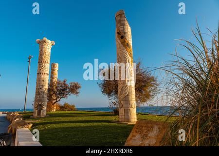 Nahaufnahme der Säulen an der Avenida de los Marineros in der Küstenstadt Torrevieja, Spanien Stockfoto