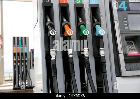 Lissabon, Portugal. 14. März 2022. Die Gaspumpen sind an einer Tankstelle zu sehen, an der der Treibstoffpreis 2 Euro pro Liter aufgrund der steigenden Preise aufgrund der anhaltenden russischen Invasion in der Ukraine am 14. März 2022 in Lissabon, Portugal, liegt. (Bild: © Pedro Fiuza/ZUMA Press Wire) Stockfoto