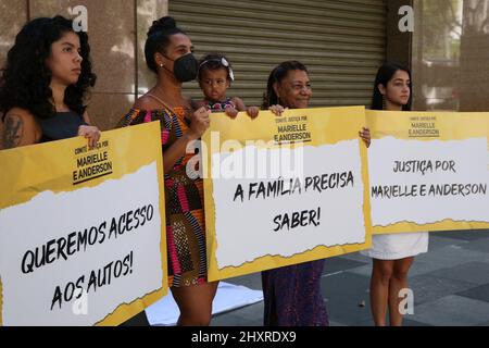 Rio de Janeiro, Rio de Janeiro, Brasilien. 14. März 2022. (INT) Eine öffentliche Handlung für die verstorbene Ratsherrin Marielle. 14. März 2022, Rio de Janeiro, Brasilien: In Anwesenheit von Monica Benicio wurde vor dem Stadtrat in der Innenstadt von Rio de Janeiro ein öffentlicher Akt mit Sonnenblumen namens Ã¢â‚¬Å“Sunrise or Marielle Ã¢â‚¬Â, ein Akt der Gerechtigkeit und der Forderung nach Antworten von den Behörden, Nach 4 Jahren Tod von Ratsmitglied Marielle Franco und Fahrer Anderson. (Bild: © Jose Lucena/TheNEWS2 via ZUMA Press Wire) Stockfoto