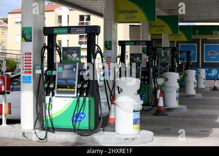 Lissabon, Portugal. 14. März 2022. Die Gaspumpen sind an einer Tankstelle zu sehen, an der der Treibstoffpreis 2 Euro pro Liter aufgrund der steigenden Preise aufgrund der anhaltenden russischen Invasion in der Ukraine am 14. März 2022 in Lissabon, Portugal, liegt. (Bild: © Pedro Fiuza/ZUMA Press Wire) Stockfoto