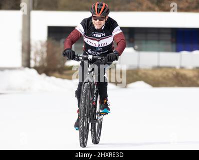 14. März 2022, Hessen, Frankfurt/Main: Extremsportler Dirk Leonhardt auf seinem Rad bei seinem Weltrekordversuch 'der längste Triathlon auf dem Eis'. Foto: Hannes P. Albert/dpa Stockfoto