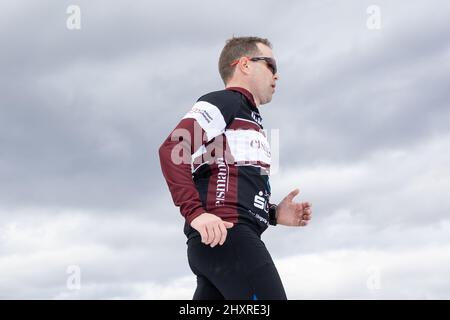 14. März 2022, Hessen, Frankfurt/Main: Extremsportler Dirk Leonhardt läuft bei seinem Weltrekordversuch 'der längste Triathlon auf Eis'. Foto: Hannes P. Albert/dpa Stockfoto