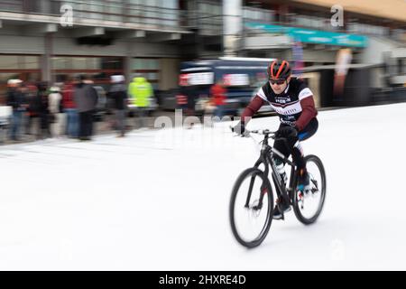 14. März 2022, Hessen, Frankfurt/Main: Extremsportler Dirk Leonhardt auf seinem Rad bei seinem Weltrekordversuch 'der längste Triathlon auf dem Eis'. (Wischeffekt aufgrund langer Belichtung) Foto: Hannes P. Albert/dpa Stockfoto