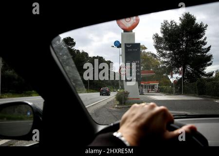 Lissabon, Portugal. 14. März 2022. An der Tankstelle werden aufgrund der anhaltenden russischen Invasion in der Ukraine in Lissabon, Portugal, am 14. März 2022 neue Kraftstoffpreise von über 2 Euro pro Liter angezeigt. (Bild: © Pedro Fiuza/ZUMA Press Wire) Stockfoto