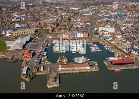 Luftaufnahme von der Drohne des Hafens von Arbroath, Angus, Schottland, Großbritannien Stockfoto