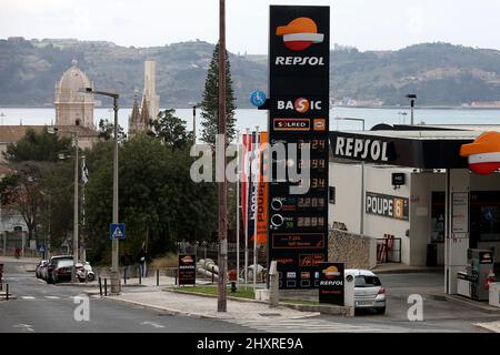 Lissabon, Portugal. 14. März 2022. An der Tankstelle werden aufgrund der anhaltenden russischen Invasion in der Ukraine in Lissabon, Portugal, am 14. März 2022 neue Kraftstoffpreise von über 2 Euro pro Liter angezeigt. (Bild: © Pedro Fiuza/ZUMA Press Wire) Stockfoto