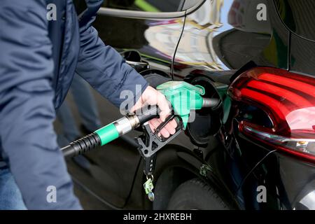 Lissabon, Portugal. 14. März 2022. Ein Fahrer füllt den Tank seines Autos an einer Tankstelle mit einem neuen Kraftstoffpreis von mehr als 2 Euro pro Liter, der aufgrund der anhaltenden russischen Invasion in der Ukraine am 14. März 2022 in Lissabon, Portugal, erhöht wurde. (Bild: © Pedro Fiuza/ZUMA Press Wire) Stockfoto