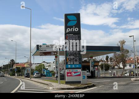 Lissabon, Portugal. 14. März 2022. An der Tankstelle werden aufgrund der anhaltenden russischen Invasion in der Ukraine in Lissabon, Portugal, am 14. März 2022 neue Kraftstoffpreise von über 2 Euro pro Liter angezeigt. (Bild: © Pedro Fiuza/ZUMA Press Wire) Stockfoto