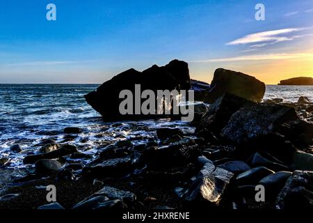 Große Felsen am Porth Ysgo Strand. Stockfoto